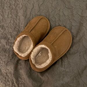 Cat & Jack Brown Kids Slippers